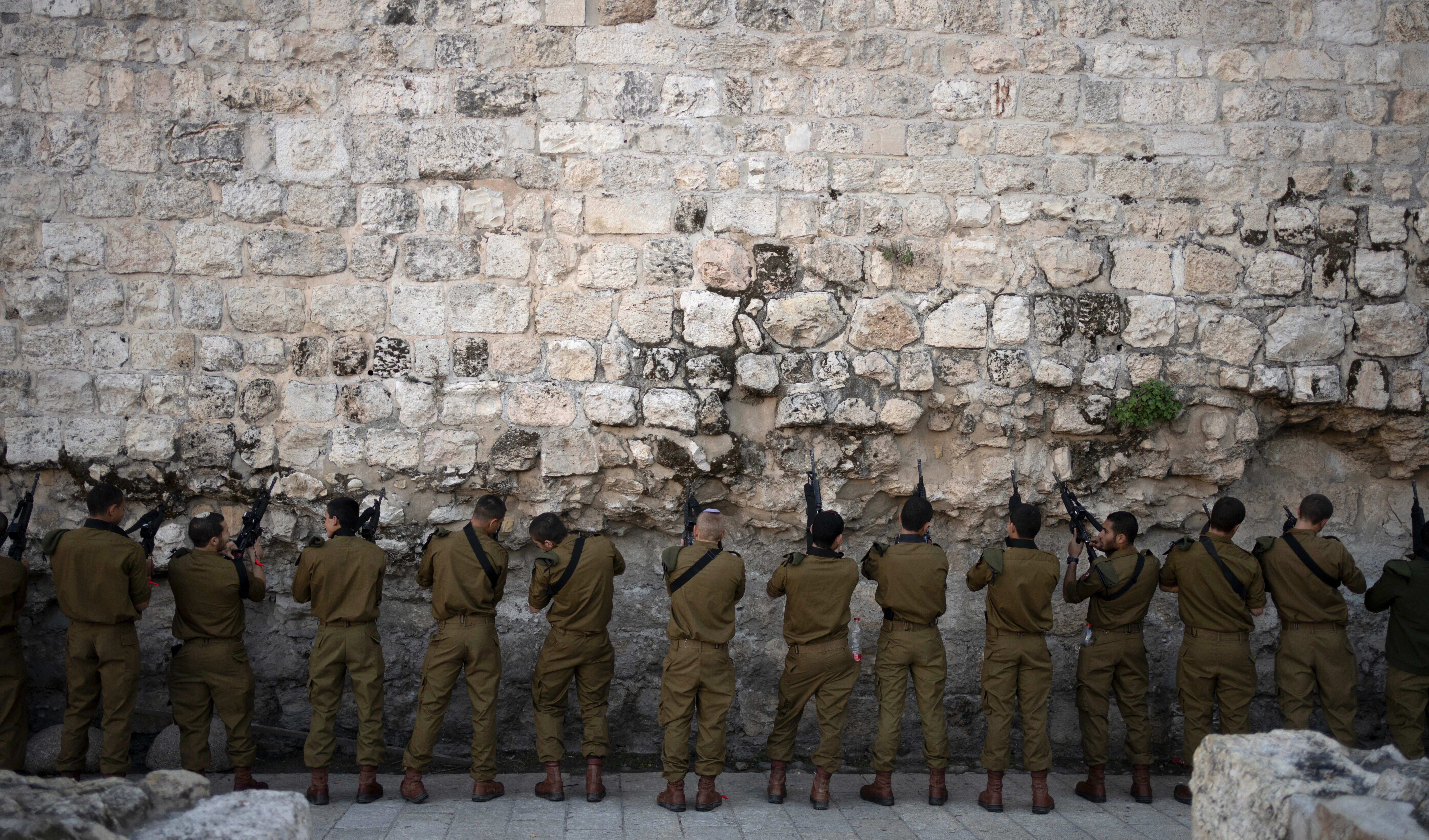 Israeli Occupation Forces paratroopers clear ammunition from their weapons before Al-Quds' Old City, Wednesday, Jan. 8, 2025 (AP) Israeli Occupation Forces paratroopers clear ammunition from their weapons before Al-Quds' Old City, Wednesday, Jan. 8, 2025 (AP)