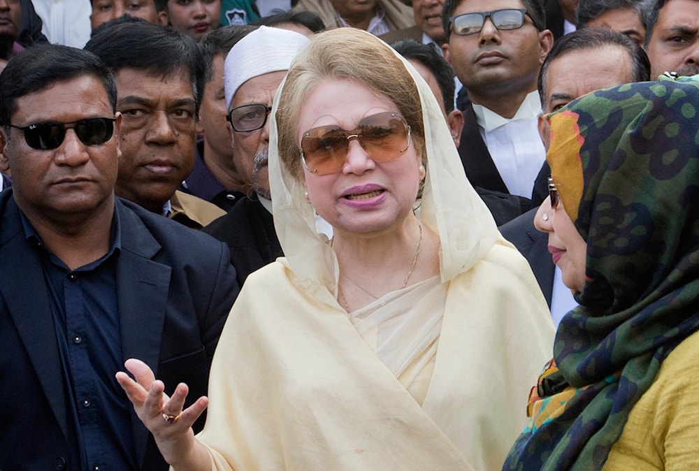 Bangladesh's former prime minister and Bangladesh Nationalist Party (BNP) chairperson Khaleda Zia, center, leaves after a court appearance in Dhaka, Bangladesh, Dec. 28, 2017. (AP)