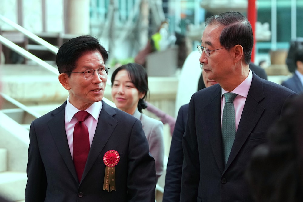S. Korea's People Power Party's presidential candidate Kim Moon Soo, left, and independent presidential candidate Han Duck-soo, right, talk upon their arrival to the Jogye temple in Seoul, South Korea, May 5, 2025 (AP)