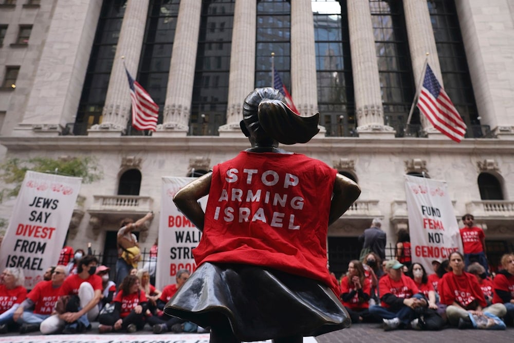  The Fearless Girl statue wears a pro-Palestinian protesters' shirt as they sit in front of the New York Stock Exchange, Monday, Oct. 14, 2024, New York. (AP)