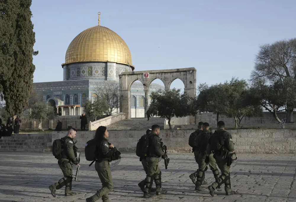 Israeli police storm Al-Aqsa, arrest 4 guards
