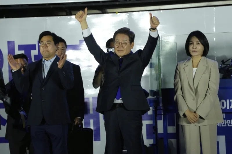 South Korea’s Democratic Party’s presidential candidate Lee Jae-myung, center, and his wife Kim Hea Kyung, right, greet supporters outside of the National Assembly in Seoul, South Korea, Wednesday, June 4, 2025. (AP Photo/Ahn Young-joon)