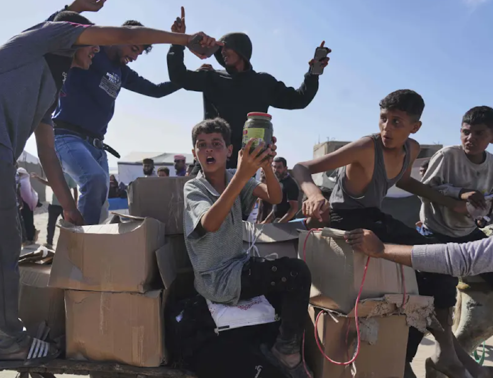 'Israel' targets children in Gaza collecting water 