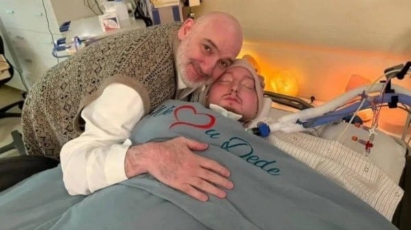 Prince Khalid bin Talal and his son Prince al-Waleed Khalid bin Talal in his hospital bed, December 31, 2024. (Social media/@allah_cure_dede)