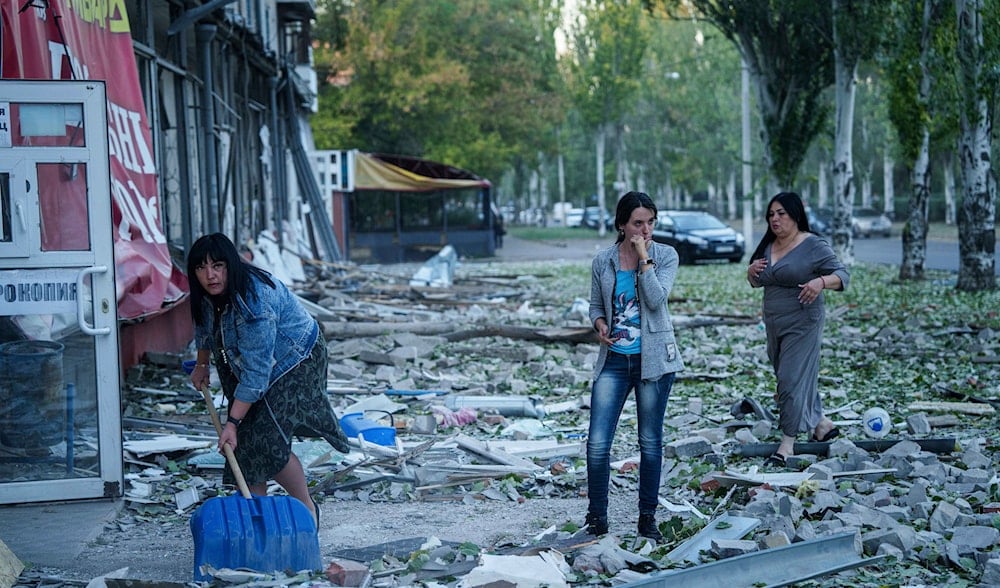 Ukrainians clear the rubble in front of a residential building heavily damaged in Kramatorsk, Donetsk region, Wednesday, Sept. 25, 2024. (AP)