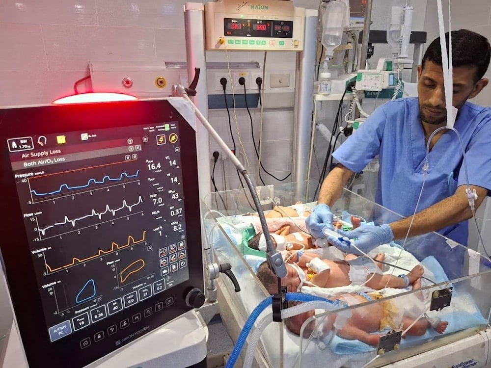 Multiple babies share one incubator in the neonatal intensive care unit of Al-Helou hospital in northern Gaza, Palestine, July 2025. (Joanne Perry/MSF)