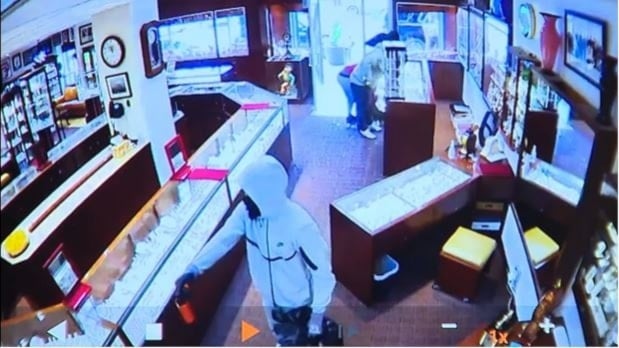 Thieves steal $2 million in jewelry in 90 seconds in Seattle robbery