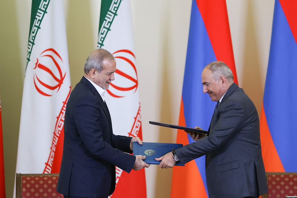 Iran’s President Masoud Pezeshkian (L) exchanging documents with Armenian Prime Minister Nikol Pashinyan during a state visit to the Armenian capital Yerevan on August 19, 2025 (president.ir)
