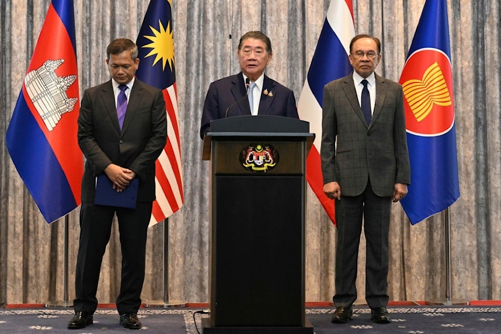 Thailand's acting PM Phumtham Wechayachai (center) addresses reporters alongside Cambodia's PM Hun Manet (left) and Malaysia's PM Anwar Ibrahim after ceasefire talks in Putrajaya, Malaysia, July 28, 2025 (AP)