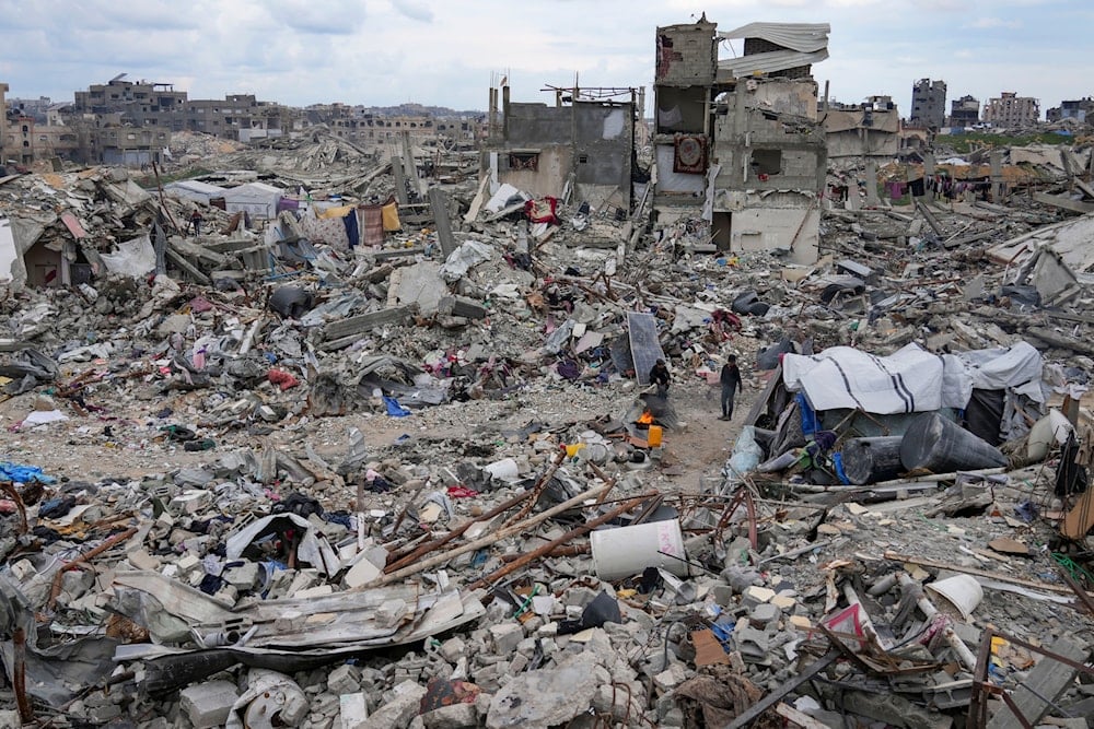 'Israel' loots Gaza’s ruins to cash in and bury its war crimes