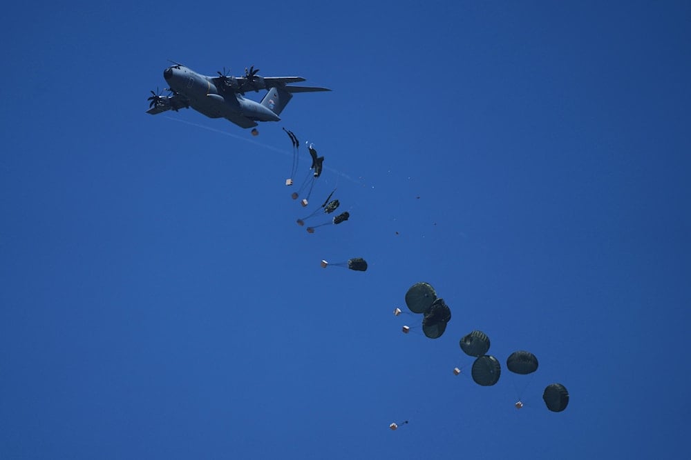 Humanitarian aid is airdropped to Palestinians over Deir al-Balah in central Gaza Strip, Wednesday, Aug. 6, 2025 (AP)