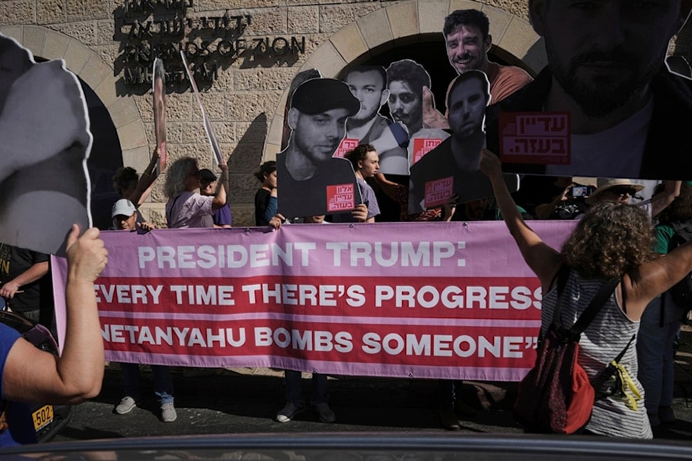 Families of Israeli captives protest outside Netanyahu’s home