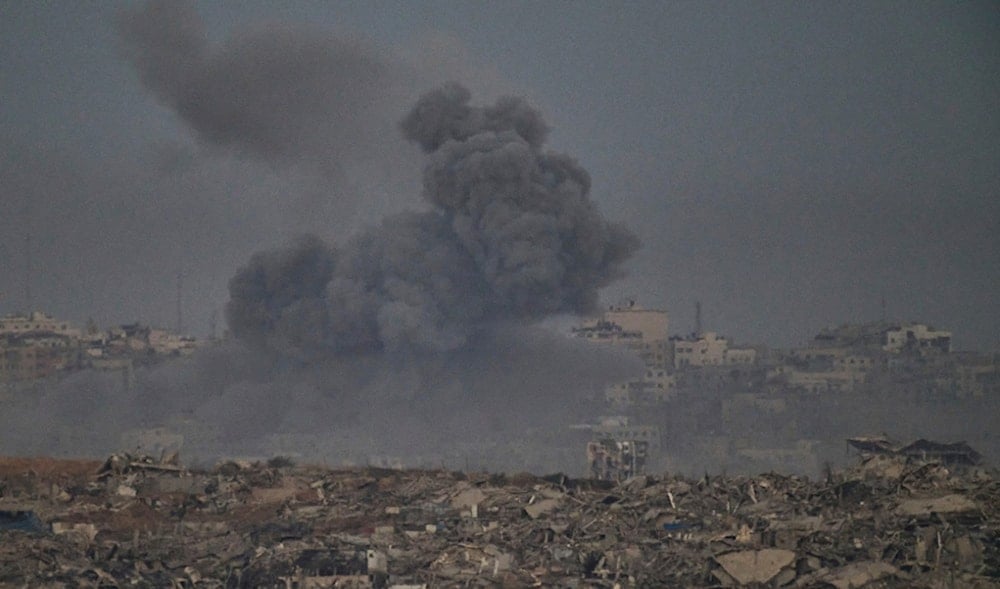 Smoke rises to the sky following an Israeli strike in the northern Gaza Strip, as seen from southern occupied Palestine, Saturday, Sept. 20, 2025. (A)