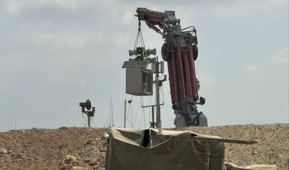 A crane lifts up loudspeakers brought in by the Israeli army into Gaza to broadcast Israeli PM Benjamin Netanyahu's speech at the UN General Assembly, September 26, 2025 (social media)