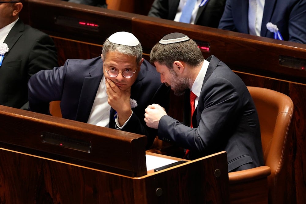 Israeli right wing Knesset member Itamar Ben Gvir, and Bezalel Smotrich, talk with each other during the swearing-in ceremony for Israeli lawmakers at the Knesset, al-Quds, Tuesday, Nov. 15, 2022 (AP)
